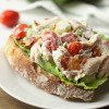 Sándwich Deli Con Ensalada De Pollo Blt