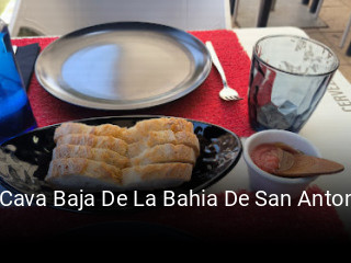 Reserve ahora una mesa en La Cava Baja De La Bahia De San Antonio